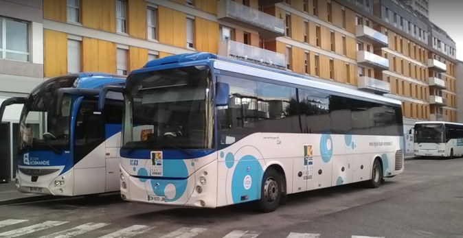 Des vitres ont été cassées sur treize bus - Illustration © DR