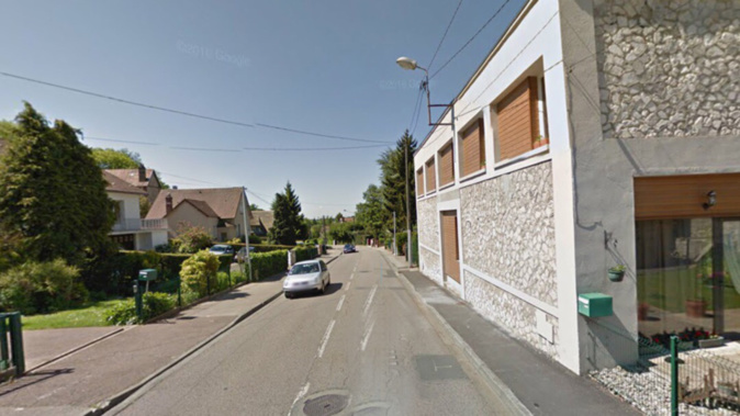 Le véhicule a percuté violemment le mur d’un maison en bordure du chemin de Clères - Illustration @ Google Maps