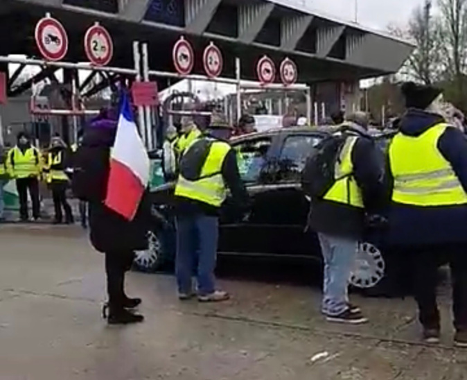 Ce samedi matin, au péage de Mantes-Buchelay sur l'autoroute A13 - Photo © V.Q/Snapchat Ce samedi matin, au péage de Mantes-Buchelay sur l'autoroute A13 - Photo © V.Q/Snapchat