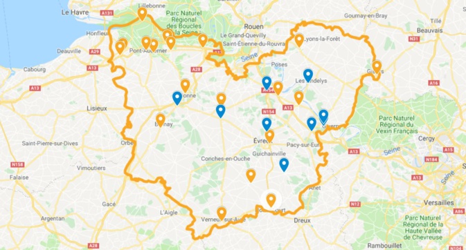 Les points de rassemblements (bleu) et les barrages filtrants (orange) recensés par la préfecture de l'Eure en milieu de l'après-midi