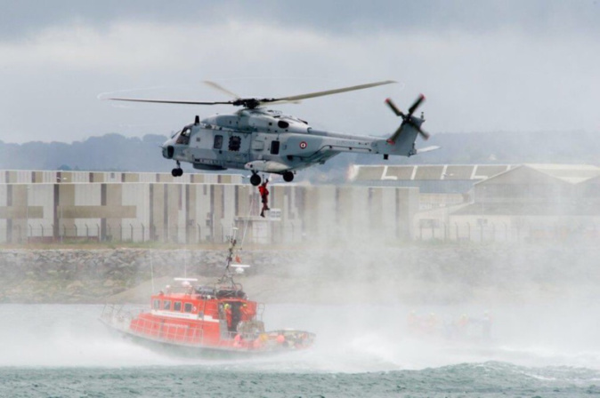 Les deux personnes en difficultés ont été hélitreuillées à bord de l'hélicoptère de la Marine nationale - Illustration © Préfecture maritime
