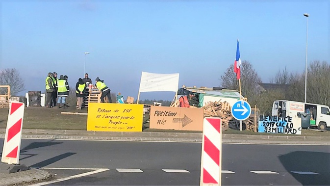A Douains, entre Pacy-sur-Eure et Vernon, une poignée de Gilets jaunes continue d'occuper le rond-point près de l'autoroute A13 - Illustration © infonormandie