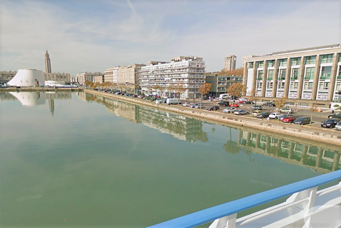 Le corps flottait à la surface du bassin du Commerce, face au casino du Havre - Illustration © Google Maps