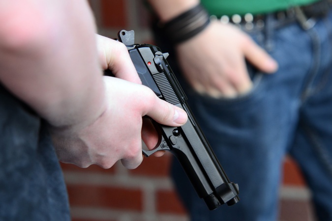 Armé d'un pistolet à grenailles, il s'est introduit dans un appartement et a menacé les convives réunis pour le réveillon du Nouvel An - Illustration © Pixabay