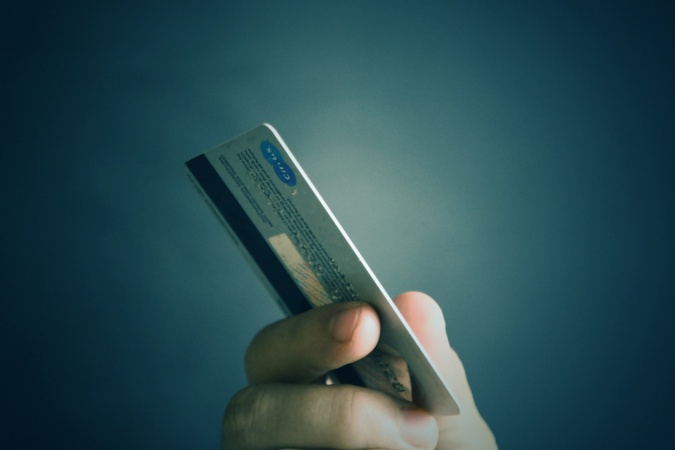 Le jeune homme a réglé des achats dans deux magasins de Bernay avec les cartes bancaires dérobées dans l'enceinte de l'entreprise - Illustration © Pixabay