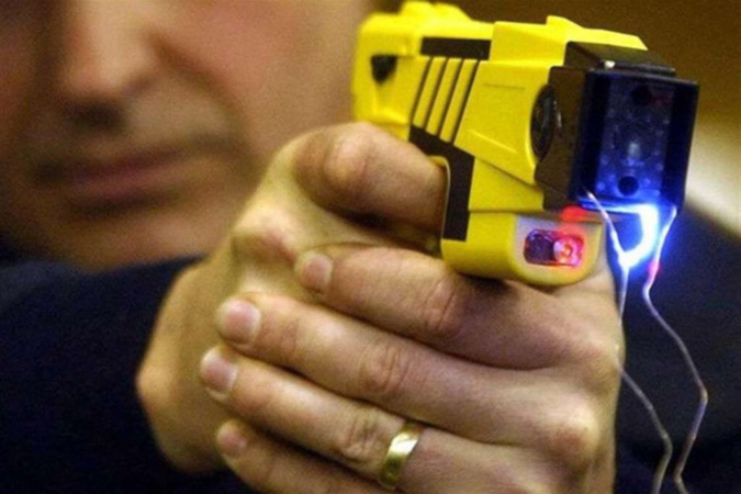 L’homme suicidaire a été neutralisé à l’aide d’un pistolet à impulsion électrique - Illustration L’homme suicidaire a été neutralisé à l’aide d’un pistolet à impulsion électrique - Illustration