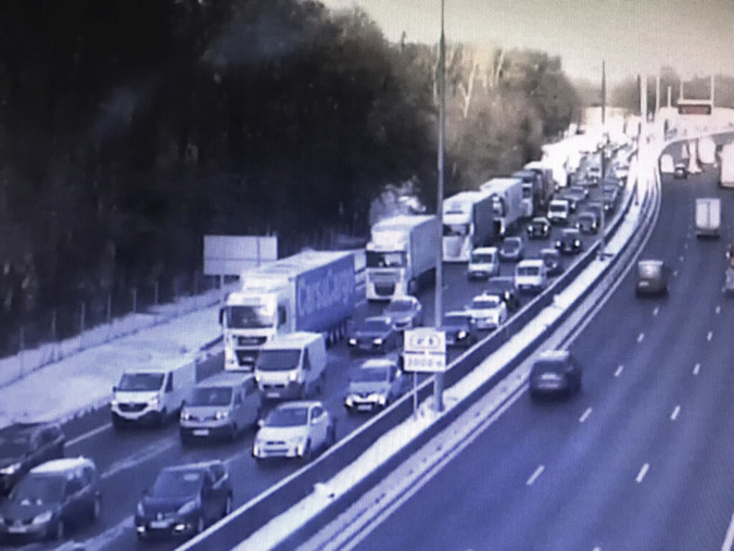 Les camions peuvent de nouveau circuler normalement sur les routes et autoroutes des départements normands - Illustration © Sanef/Twitter Les camions peuvent de nouveau circuler normalement sur les routes et autoroutes des départements normands - Illustration © Sanef/Twitter