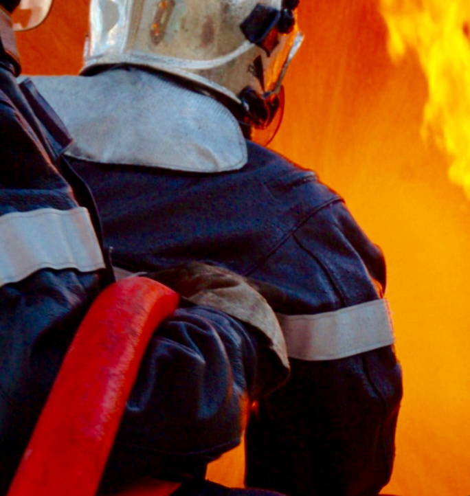 Deux pompiers ont été légèrement blessés par le souffle de l'explosion - Illustration Deux pompiers ont été légèrement blessés par le souffle de l'explosion - Illustration