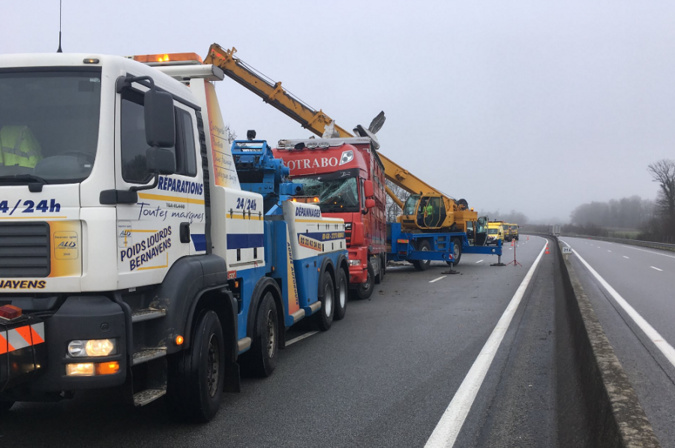 Le poids-lourd accidenté devait être évacué en fin de matinée - Photo © ALIS A28 / Twitter Le poids-lourd accidenté devait être évacué en fin de matinée - Photo © ALIS A28 / Twitter