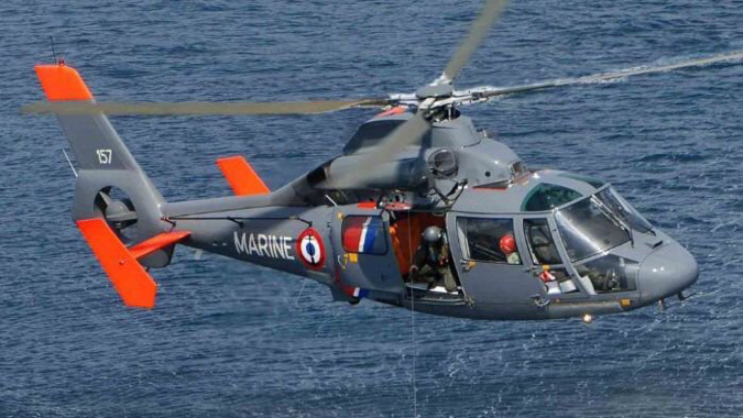 Les deux pêcheurs en difficulté ont été hélitreuillés à bord de l’hélicoptère Dauphin de la Marine nationale - Illustration @ Prémar