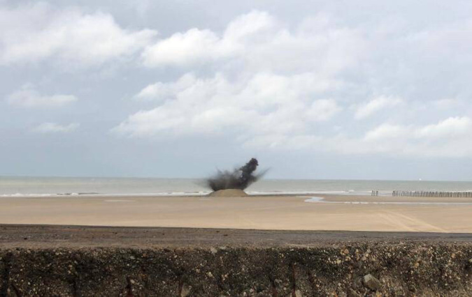 Les munitions ont été détruites jeudi après-midi sur la plage par les plongeurs démineurs - Photos @ Marine nationale