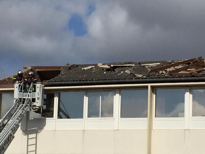 La toiture de l’école Léon Blum à Déville-lès-Rouen à été endommagée par les rafales de vent - Photo @ mairie de Déville-lès-Rouen
