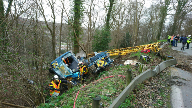 La grue a basculé dans le fossé mercredi vers 15 heures - Photo @ Gendarmerie76 / Facebook La grue a basculé dans le fossé mercredi vers 15 heures - Photo @ Gendarmerie76 / Facebook