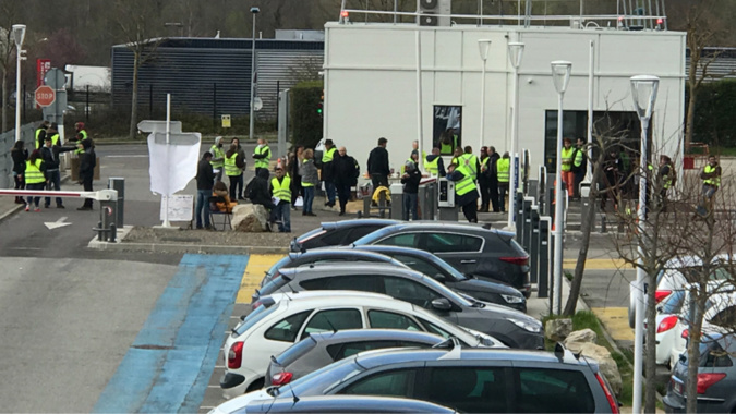 Entre trente et soixante « gilets jaunes » ont occupé l’entrée et la sortie du parking de l’hôpital - Photo @ S.L. / infonormandie