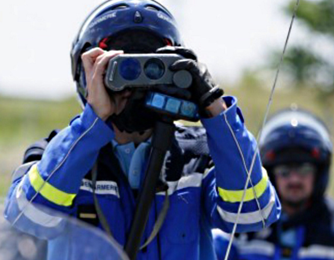 Les gendarmes de l'EDSR ont fait d'une pierre deux coups - illustration Les gendarmes de l'EDSR ont fait d'une pierre deux coups - illustration