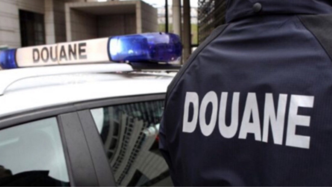 Les douaniers havrais effectuaient un contrôle au rond-point de Corneville-sur-Risle - Illustration Les douaniers havrais effectuaient un contrôle au rond-point de Corneville-sur-Risle - Illustration