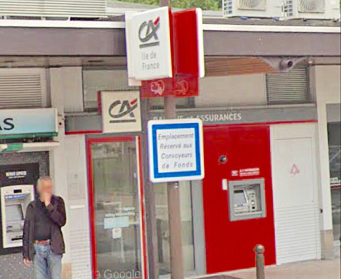 L’employée était en train de compter les billets dans un local de la banque - Illustration @ Google Maps