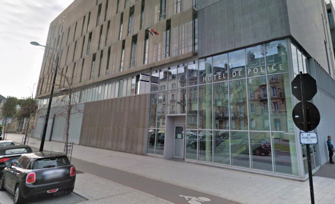 Une baie vitrée de l'hôtel de police a volé en éclats - Illustration Une baie vitrée de l'hôtel de police a volé en éclats - Illustration