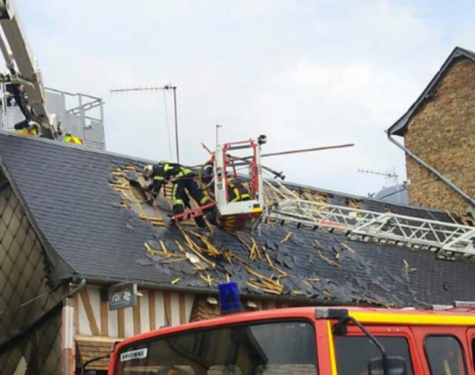 Les sapeurs-pompiers ont été contraints d’ouvrir une brèche dans le toit pour attaquer le feu qui menaçait de se propager - Photos @ DR pour infonormandie