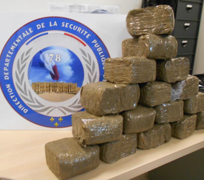 8,3 kg de résine de cannabis ont été saisi par la police - Photo © DDSP78 8,3 kg de résine de cannabis ont été saisi par la police - Photo © DDSP78