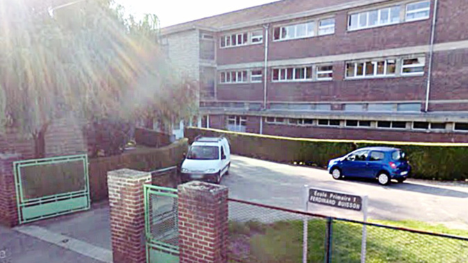 Les écoliers et le personnel enseignant et de service ont été évacués par précaution - illustration Les écoliers et le personnel enseignant et de service ont été évacués par précaution - illustration