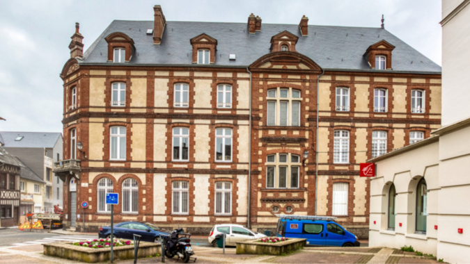 L’ancienne sous-préfecture de Bernay dans l’Eure est à vendre aux enchères