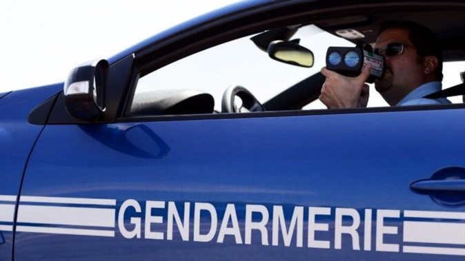 Les gendarmes sont aux aguets sur les routes illustration Les gendarmes sont aux aguets sur les routes illustration