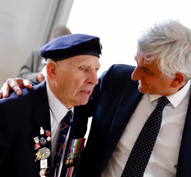 Hervé Morin a tenu à congratuler chacun des vétérans - Photo © Région Normandie Hervé Morin a tenu à congratuler chacun des vétérans - Photo © Région Normandie