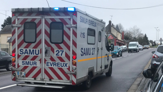 Le médecin du SMUR n'a pu que constater le décès de l'automobiliste - Illustration © infonormandie Le médecin du SMUR n'a pu que constater le décès de l'automobiliste - Illustration © infonormandie