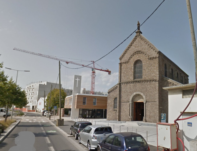 Les enfants se sont emparés des offrandes déposées par les paroissiens - Illustration Les enfants se sont emparés des offrandes déposées par les paroissiens - Illustration