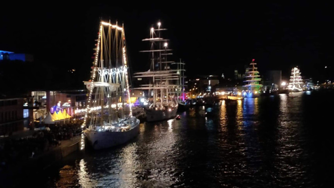 La Patrouille de France se donne en spectacle dans le ciel de Rouen en clôture de l’Armada 2019