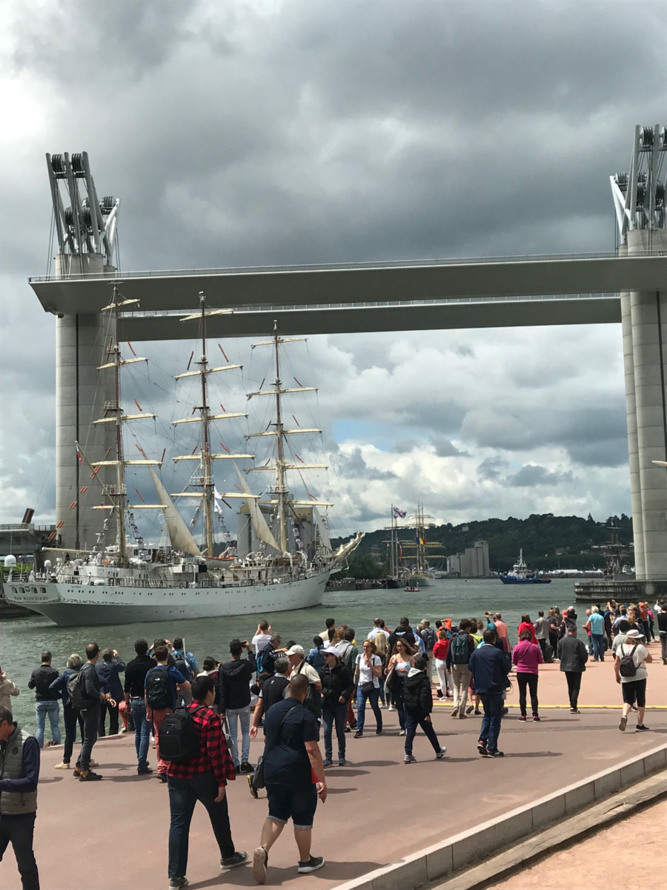 Armada 2019 : Les voiliers quittent Rouen sous les applaudissements nourris de milliers de spectateurs 