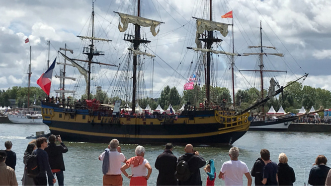 L’Hermione a quitté Rouen sous un tonnerre d’applaudissements - Photo @ Nicolas/Infonormandie L’Hermione a quitté Rouen sous un tonnerre d’applaudissements - Photo @ Nicolas/Infonormandie