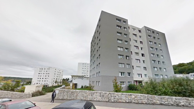 Le feu est parti du 4e étage de cet immeuble, dans une cuisine - Illustration Le feu est parti du 4e étage de cet immeuble, dans une cuisine - Illustration