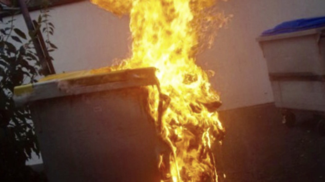 Cinq conteneurs sont partis en fumée en moins d'une heure - Illustration Cinq conteneurs sont partis en fumée en moins d'une heure - Illustration