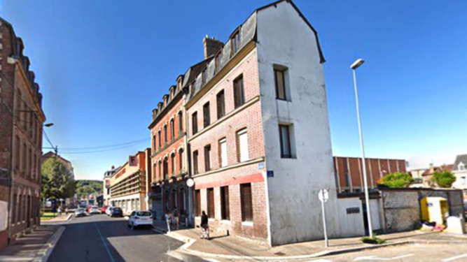 Le feu est parti d’un appartement situé dans les combles de cet immeuble situé à l’angle des rues Poussin et Léveillé - illustration @ Google Maps