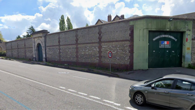 Le comportement du jeune homme a attiré l’attention des policiers - Illustration Le comportement du jeune homme a attiré l’attention des policiers - Illustration