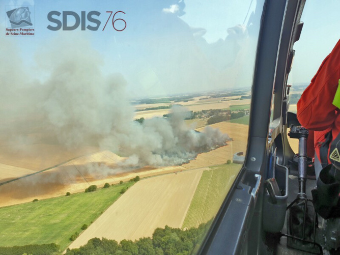 Vue arérienne de l'incendie à Montreuil-en-Caux, réalisée depuis l'hélicoptère de la sécurité civile Vue arérienne de l'incendie à Montreuil-en-Caux, réalisée depuis l'hélicoptère de la sécurité civile