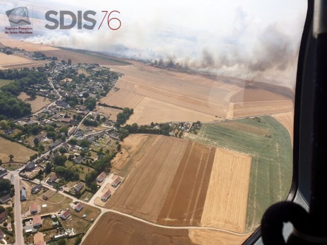 Vue arérienne de l'incendie à Montreuil-en-Caux, réalisée depuis l'hélicoptère de la sécurité civile Vue arérienne de l'incendie à Montreuil-en-Caux, réalisée depuis l'hélicoptère de la sécurité civile