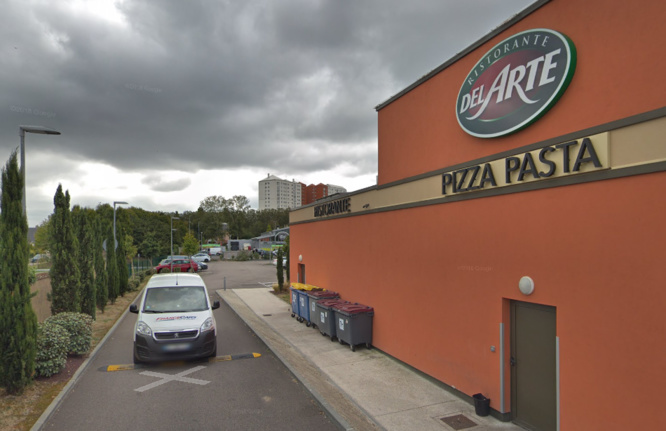 Les conteneurs poubelles en feu ont endommagé la façade du restaurant - Illustration © Google Maps