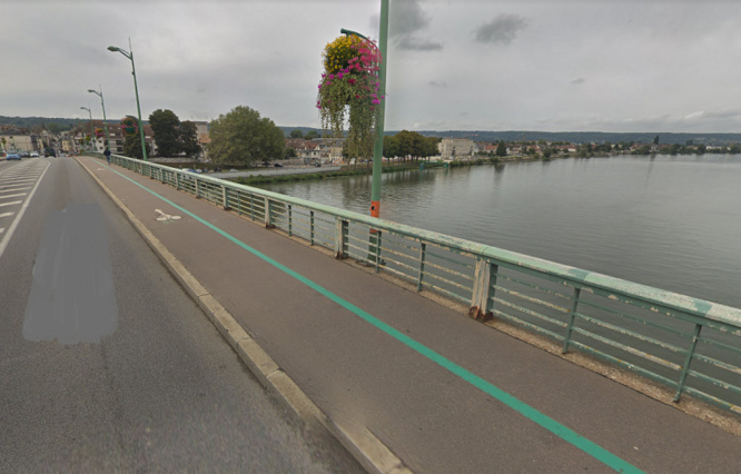 Le témoin a déclaré avoir vu un homme se jeter du pont peu avant 22h30, hier soir - Illustration © Google Maps