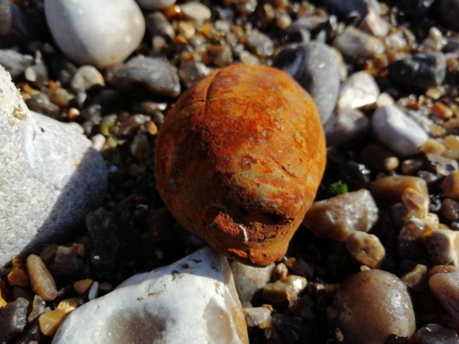 La grenade à main a été découverte en fin d’après-midi sur la plage de Pourville-sur-Mer - Photo @ Marine nationale