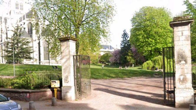Rouen : le corps d’un homme nu et la tête ensanglantée découvert dans les jardins de l’hôtel de ville Rouen : le corps d’un homme nu et la tête ensanglantée découvert dans les jardins de l’hôtel de ville