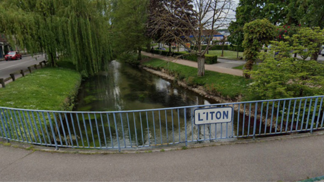 Le corps flottait à la surface de l’Iton - illustration Le corps flottait à la surface de l’Iton - illustration