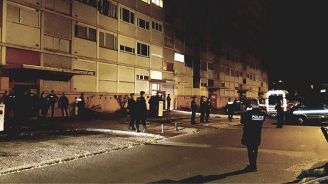 Les forces de l'ordre, soit 120 policiers et gendarmes, ont pris position devant l'immeuble, rue Daniel Sorano, dès 6h30 ce lundi matin - Photo © DR