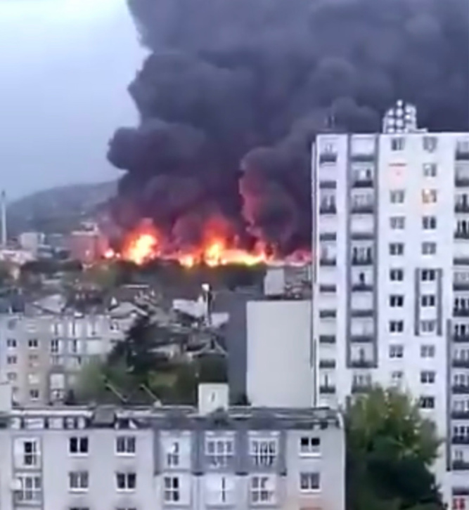 Impressionnant incendie dans l'usine Lubrizol à Rouen : 200 sapeurs-pompiers sont mobilisés depuis le milieu de la nuit Impressionnant incendie dans l'usine Lubrizol à Rouen : 200 sapeurs-pompiers sont mobilisés depuis le milieu de la nuit