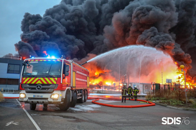 Impressionnant incendie dans l'usine Lubrizol à Rouen : 200 sapeurs-pompiers sont mobilisés depuis le milieu de la nuit Impressionnant incendie dans l'usine Lubrizol à Rouen : 200 sapeurs-pompiers sont mobilisés depuis le milieu de la nuit