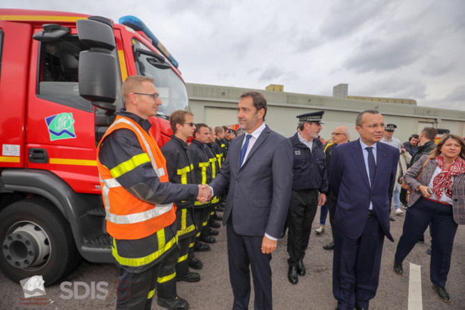 Le ministre de l'Intérieur a rendu hommage au courage et au professionnalisme des sapeurs-pompiers lors de sa venue à Rouen - Photo © SDIS76