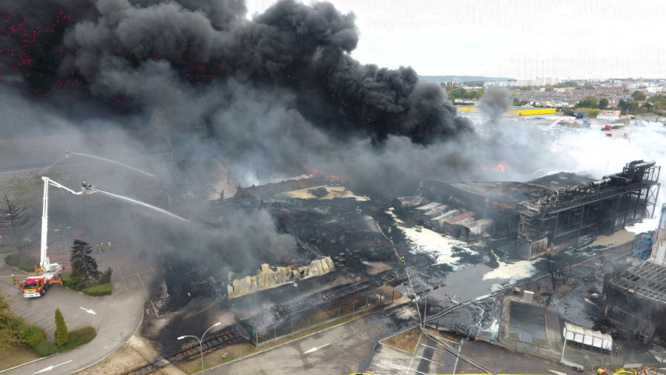Le feu serait parti de l'extérieur du site, selon la direction de l'usine Lubrizol qui a déposé plainte contre X - Photo © Sdis76