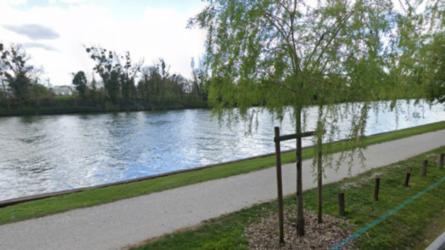 Le coffre immergé a été découvert par un pêcheur - illustration Le coffre immergé a été découvert par un pêcheur - illustration